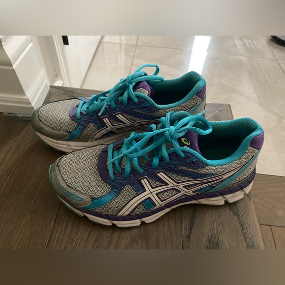 ASICS sneakers - size 7.5 - barely worn - Picture 2 of 4